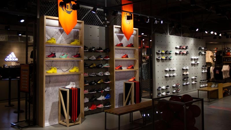 custom-retail-fixtures-wall-display