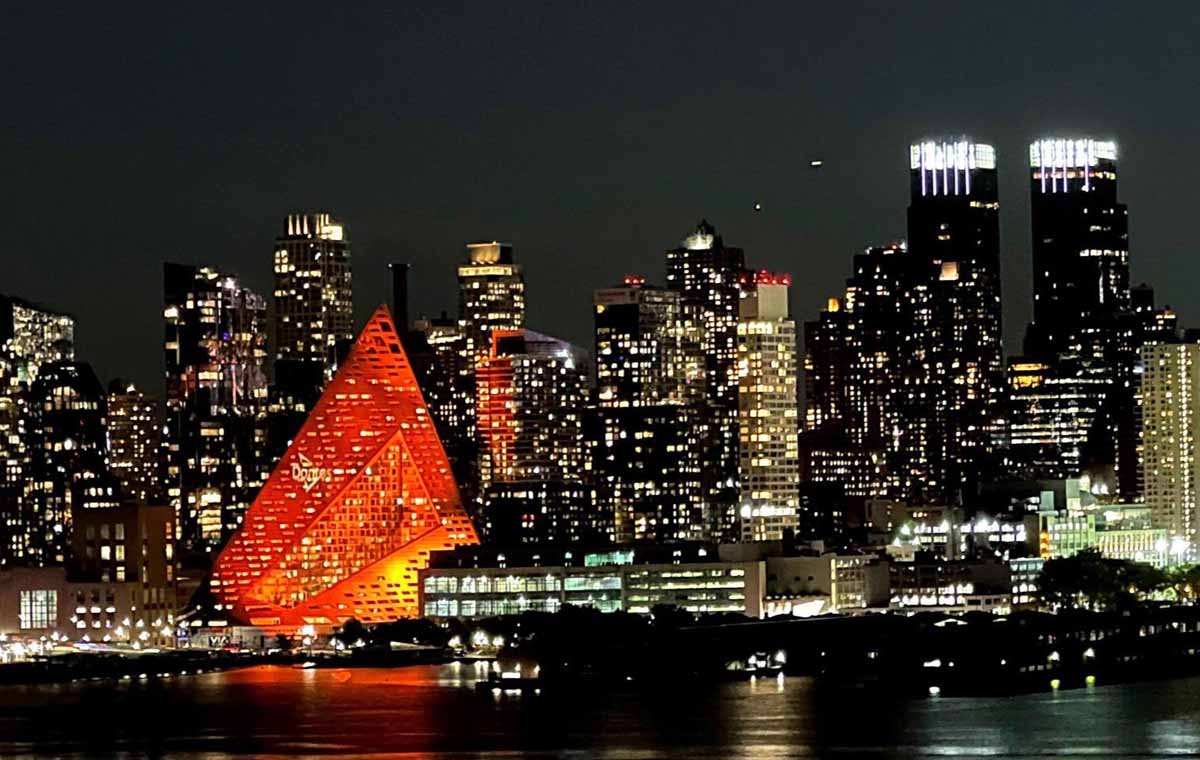 Why Brands are Flocking to Media Architecture and Projection Mapping in 2024